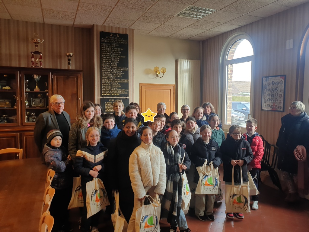 REMISE DES DICTIONNAIRES DE FRANCAIS AUX CM2 DE L'ECOLE LUCIENNE JULIEN